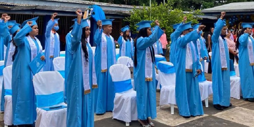 Entrega de certificado de reconocimiento a la excelencia académica a estudiantes de secundaria